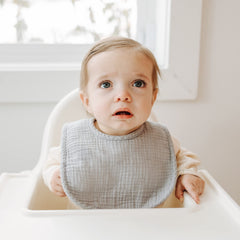 Konssy Muslin Baby Bibs showing absorbent layers soaking drool to keep clothes dry.