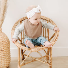 Konssy Muslin Baby Bibs adjustable snaps demonstrate customizable neck fit for newborns to 36 months.