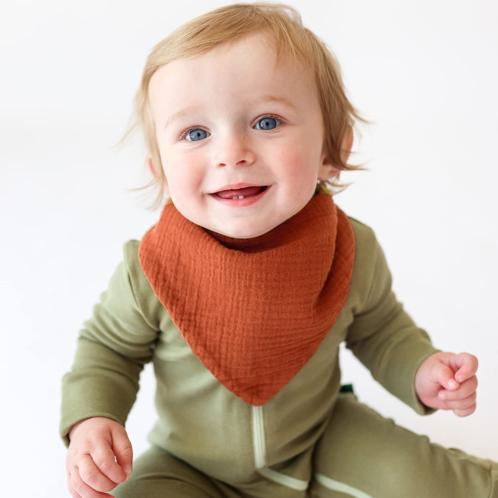 Konssy Bib on baby during teething emphasizes soft absorbent fabric