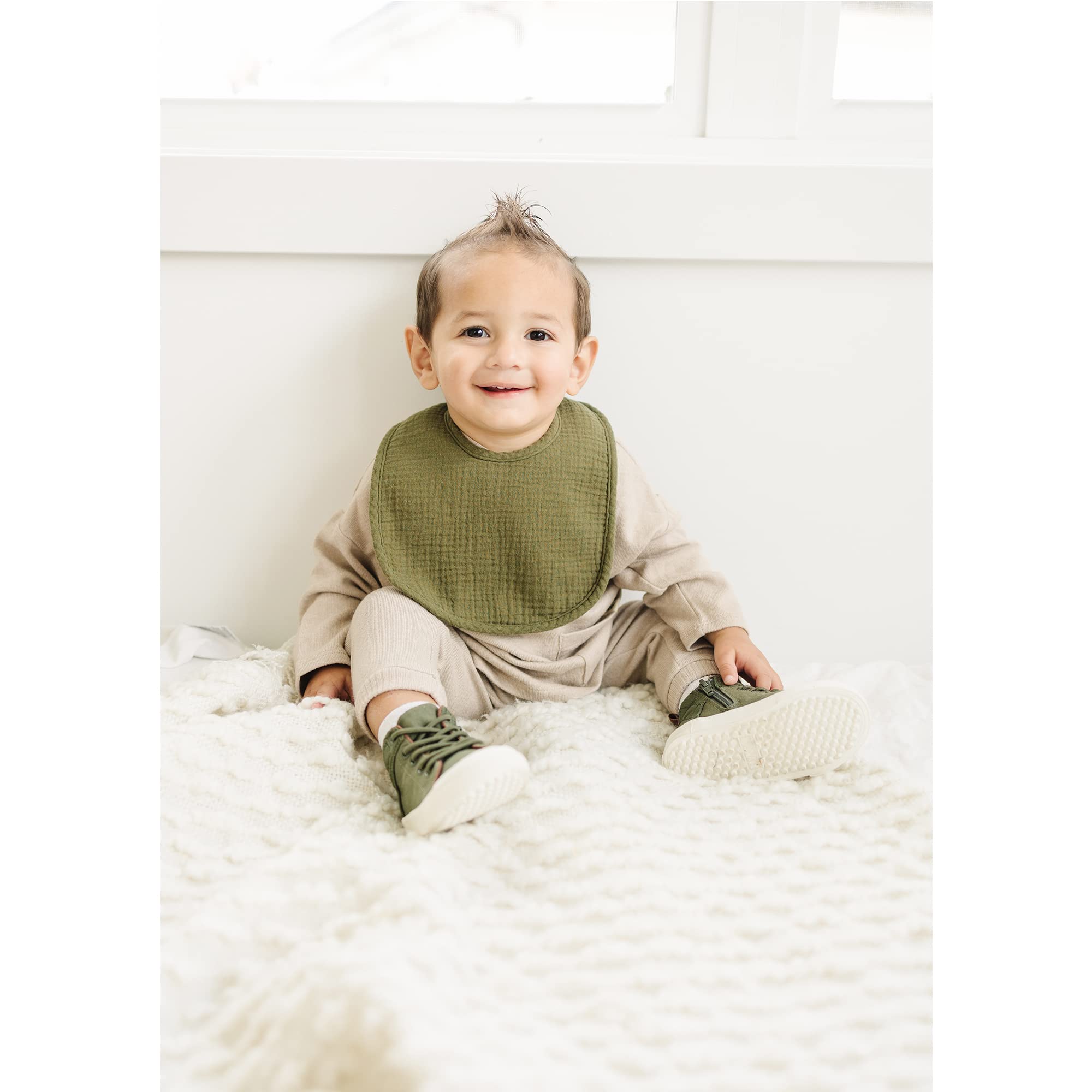 Konssy Muslin Baby Bibs 8-pack demonstrates absorbent back layer that helps keep clothes dry.