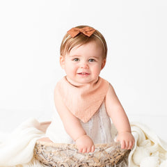 Konssy Muslin Baby Bibs with adjustable snaps demonstrates easy neck sizing for growing babies