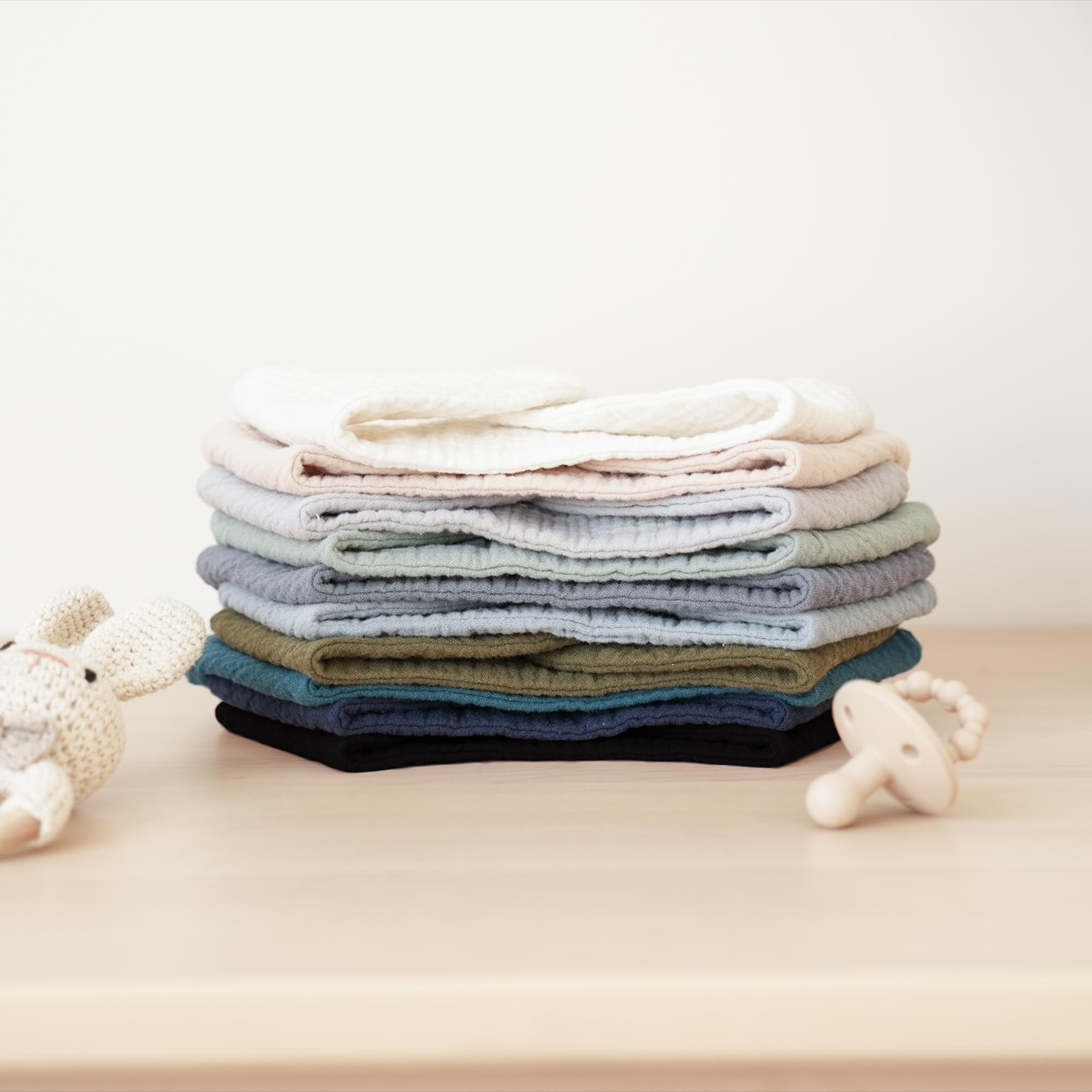 Konssy muslin-baby-bibs-burp-cloth-use illustrates multi-function as burp cloth and wipe cloth.
