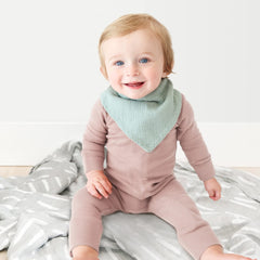 Konssy muslin-baby-bibs-closeup-fabric shows breathable muslin texture for gentle skin contact.