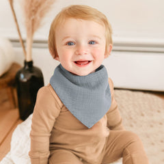Konssy muslin bib close-up demonstrates high absorbency to keep outfits dry.