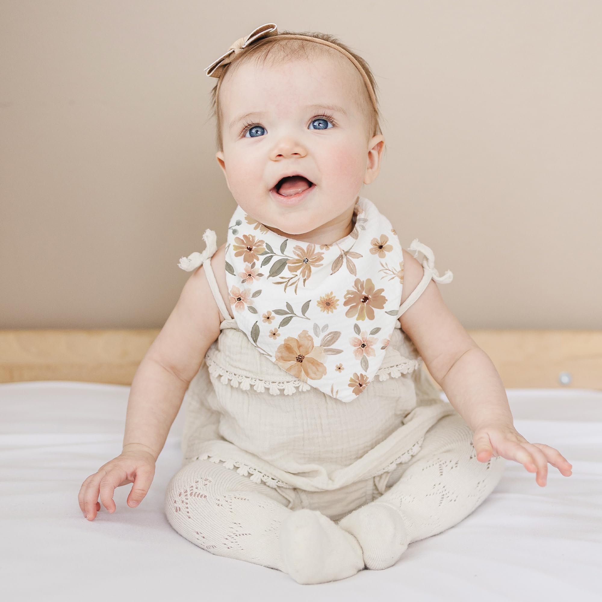 Konssy Muslin Bib worn by baby demonstrates teething-friendly, stylish design.