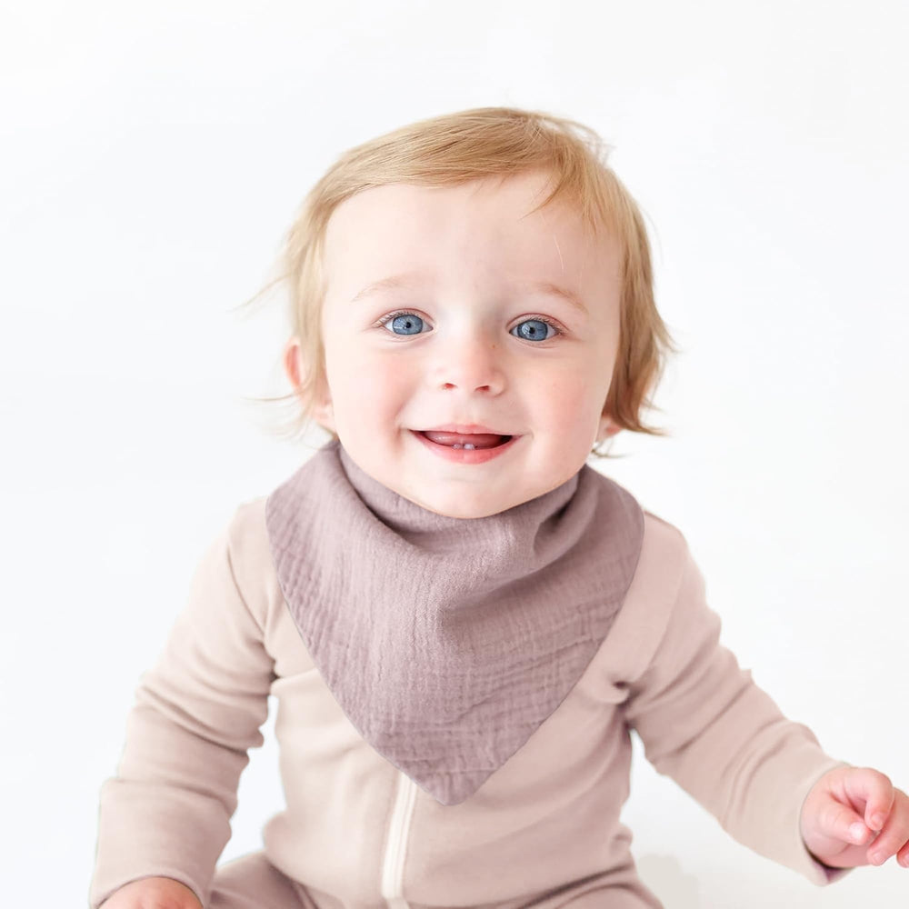 Konssy Muslin Bibs come in unisex colors for easy outfit combinations.