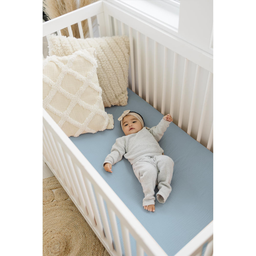 Konssy muslin crib sheets 2pc elastic fit demonstrates snug, secure mattress coverage.