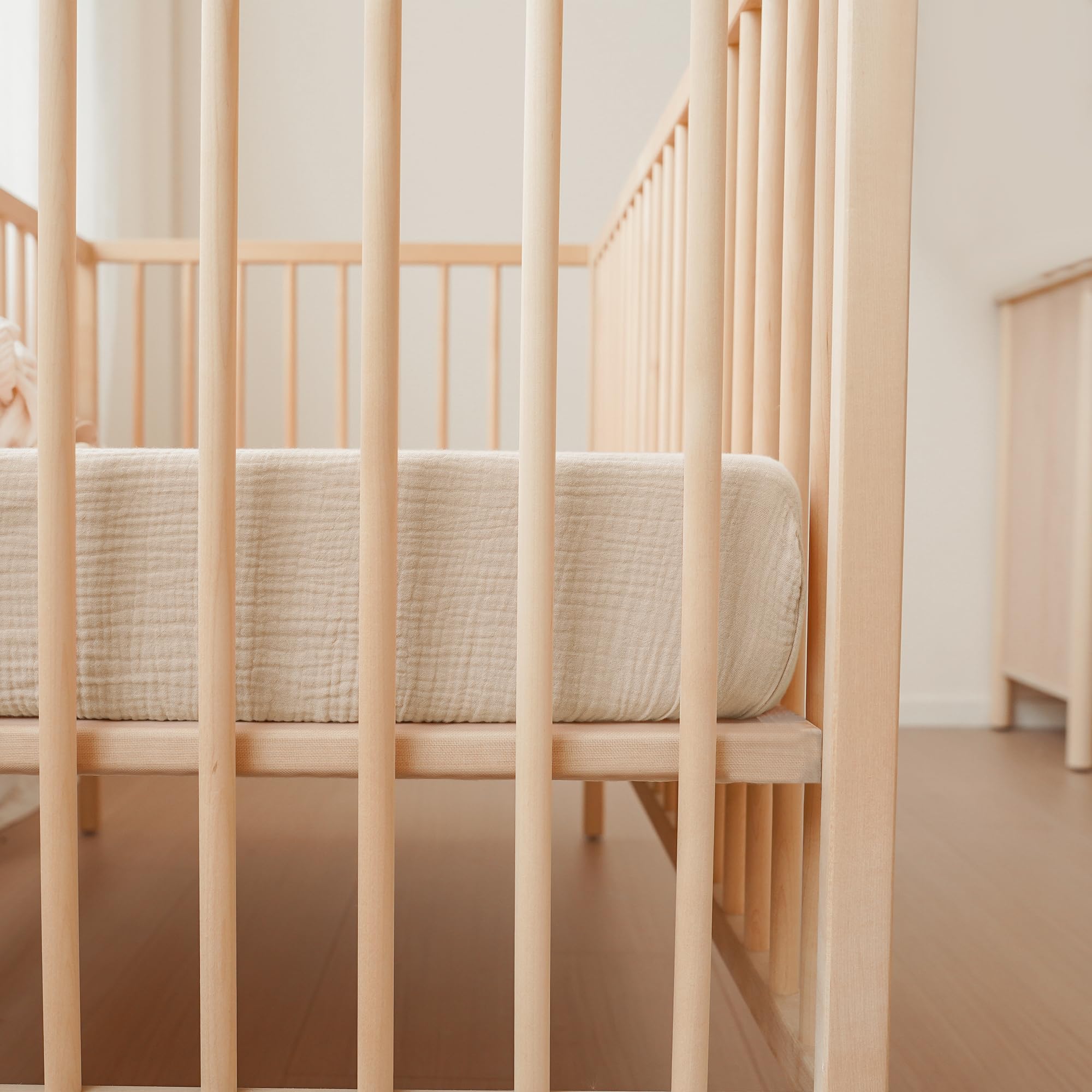 Konssy muslin crib sheets with 360-degree elastic secure mattress during baby movement