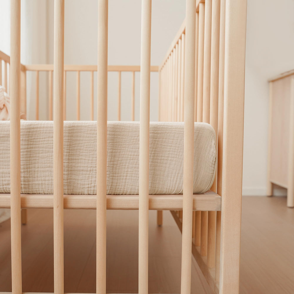 Konssy muslin crib sheets with 360-degree elastic secure mattress during baby movement