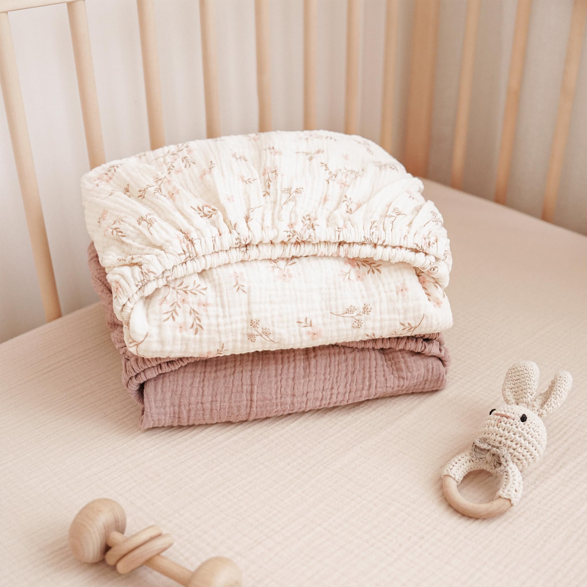 Konssy Muslin crib sheets 2-pack shown with neutral nursery decor