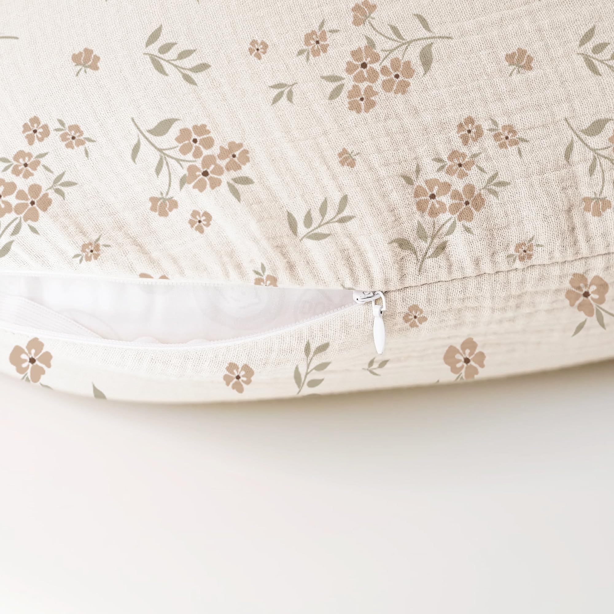 Konssy newborn photography-ready cover adds versatility for baby moments.