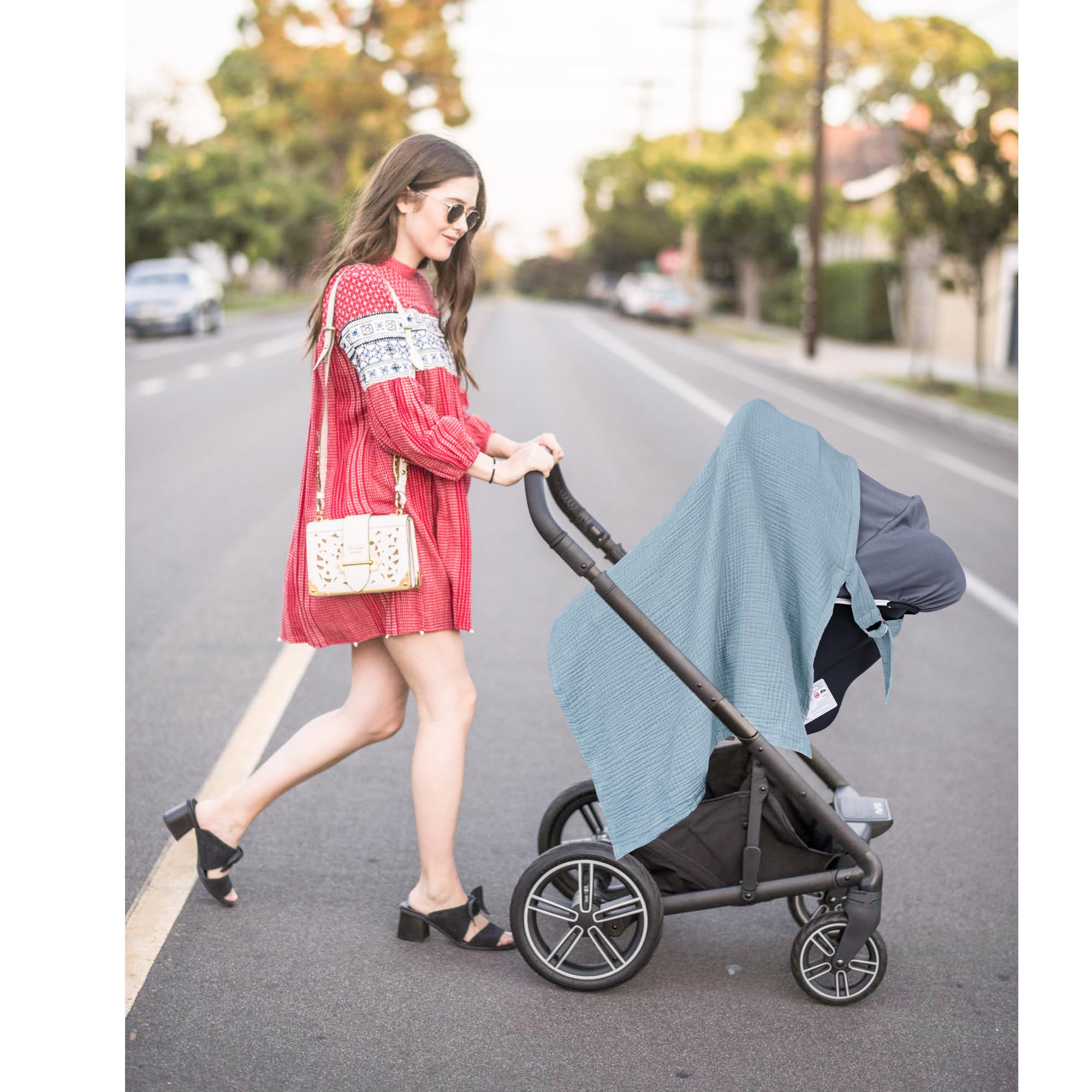 Konssy nursing cover blue packaging highlights travel-friendly design