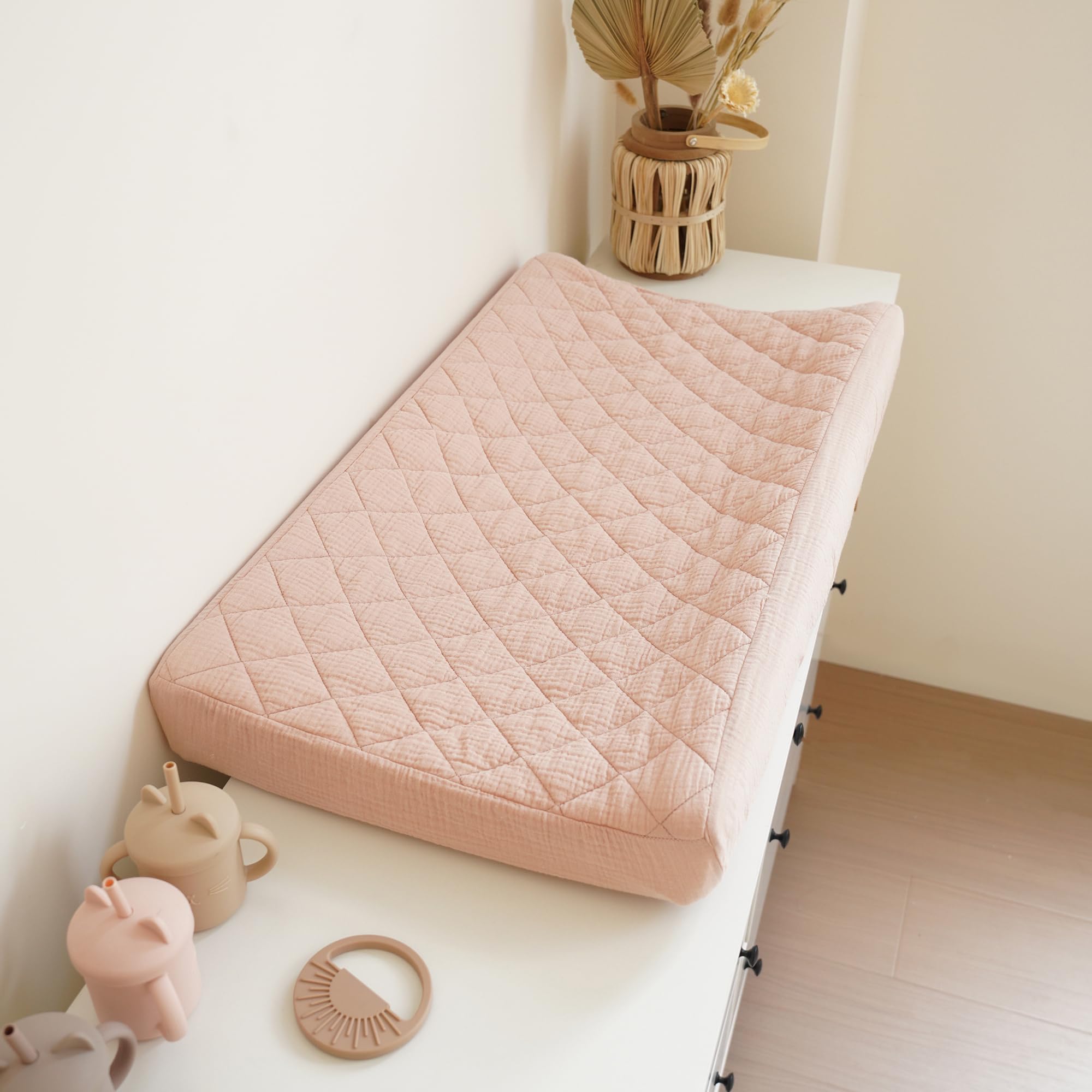 Konssy fully secure fit cover provides snug coverage on changing pads.
