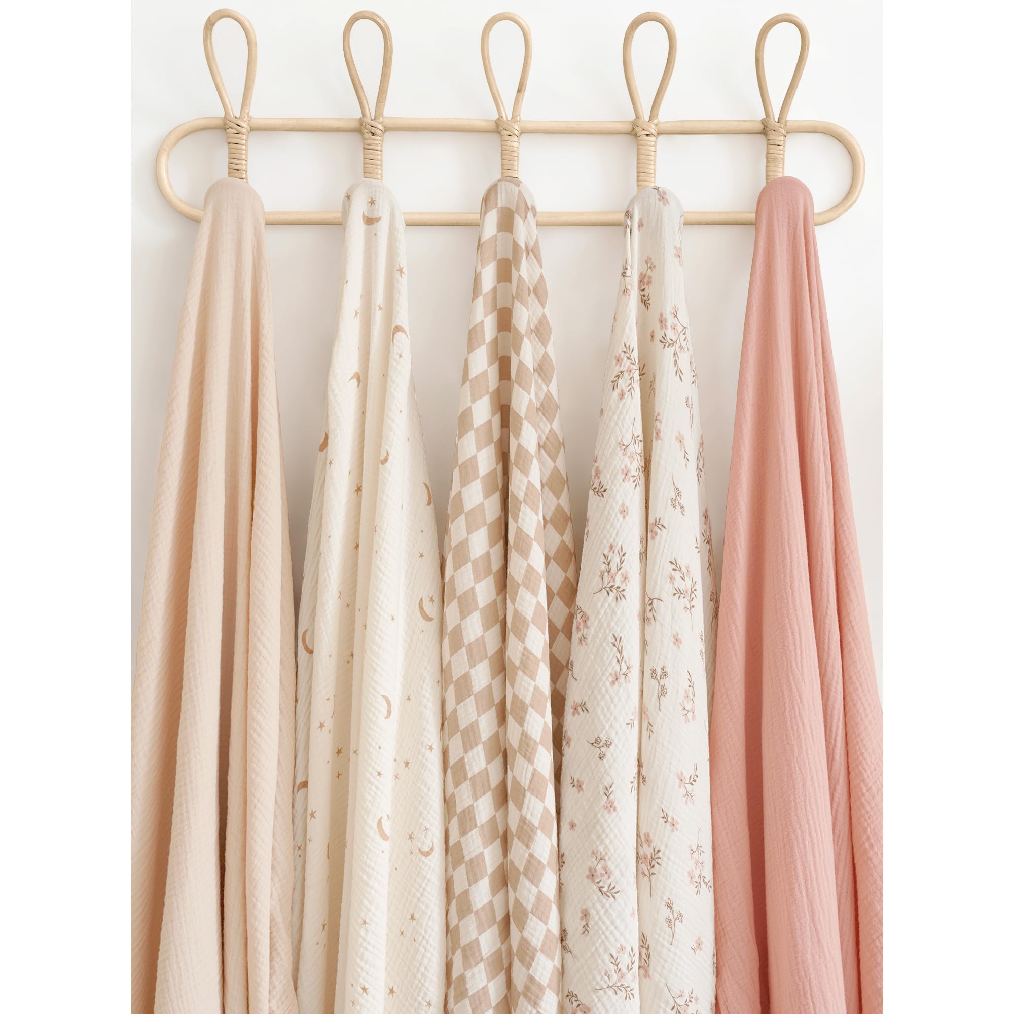 Konssy swaddle blanket in use demonstrates secure swaddling without zippers or snaps