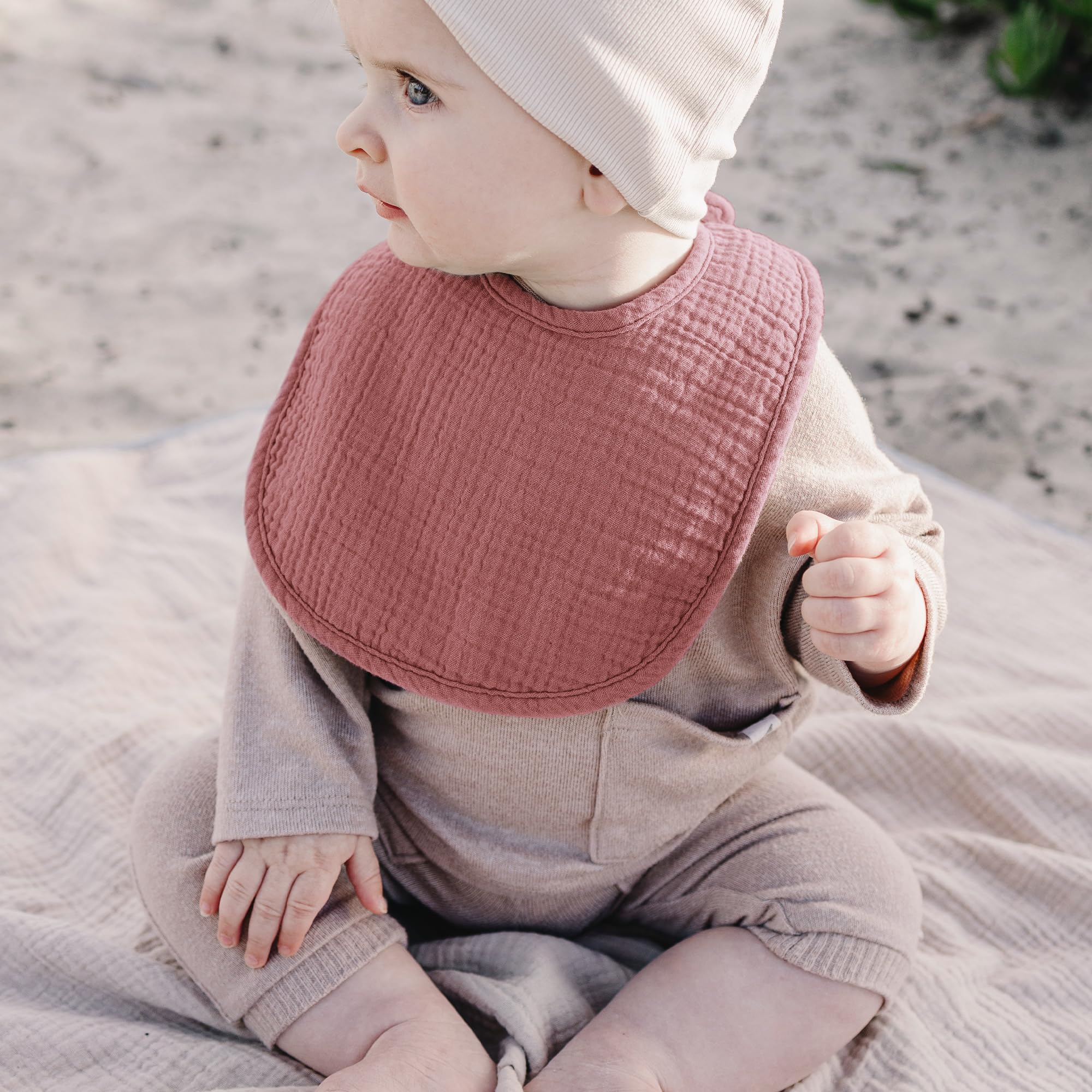Konssy teether-friendly bib ideal during teething and drool.
