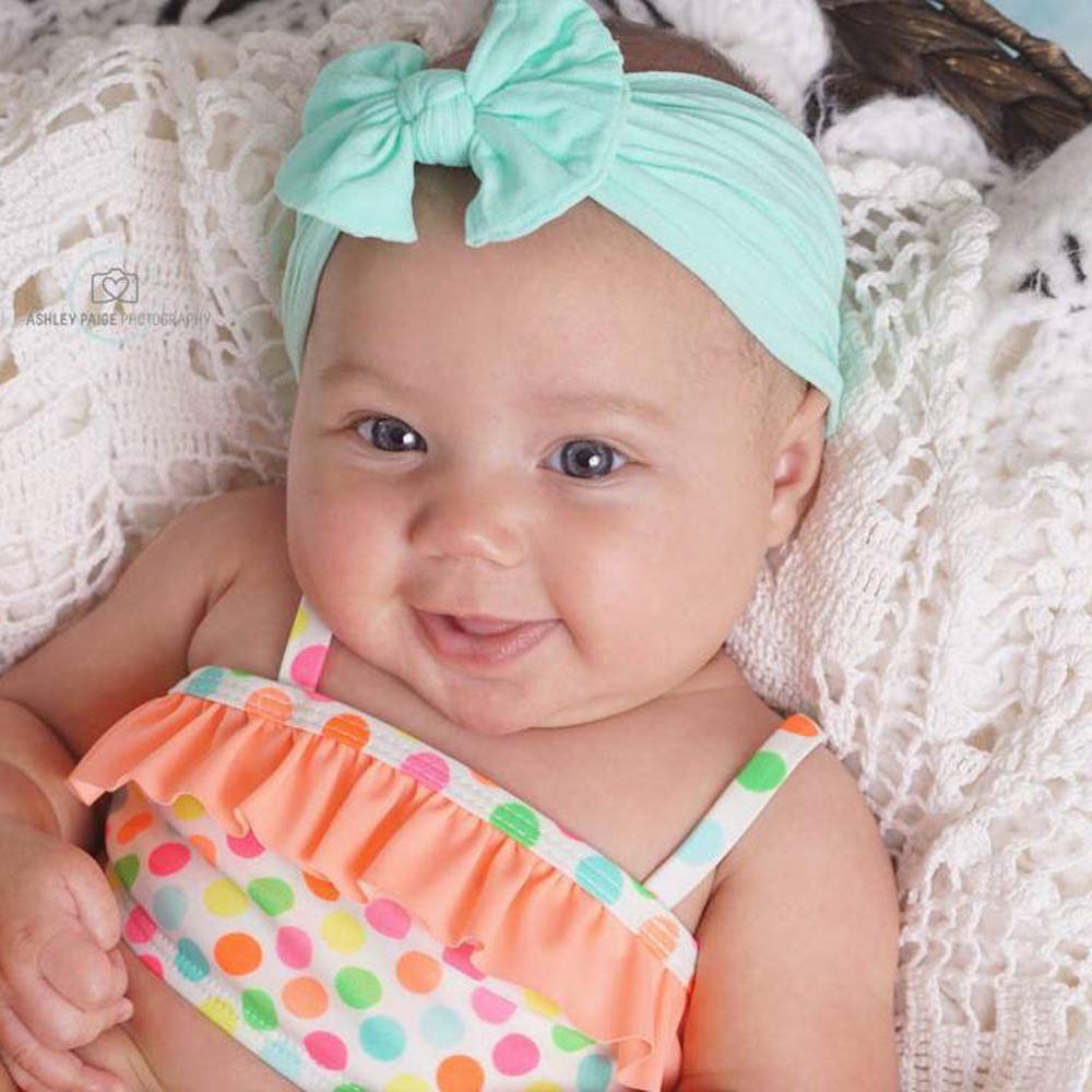 Koolgil headband green closeup of the knot demonstrating soft elasticity