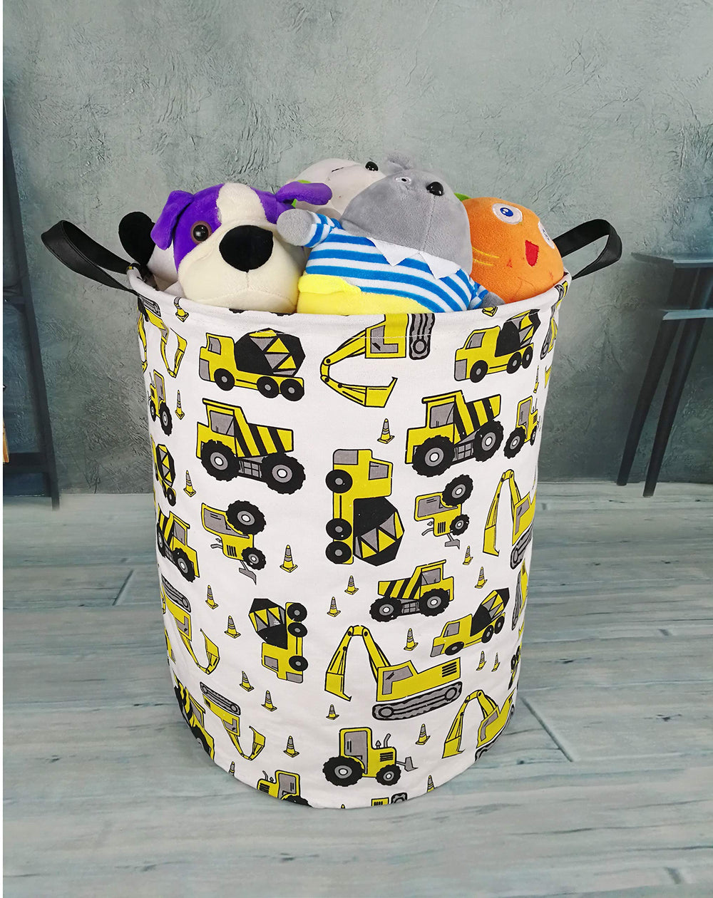 KUNRO laundry basket with sturdy handles for easy lifting.