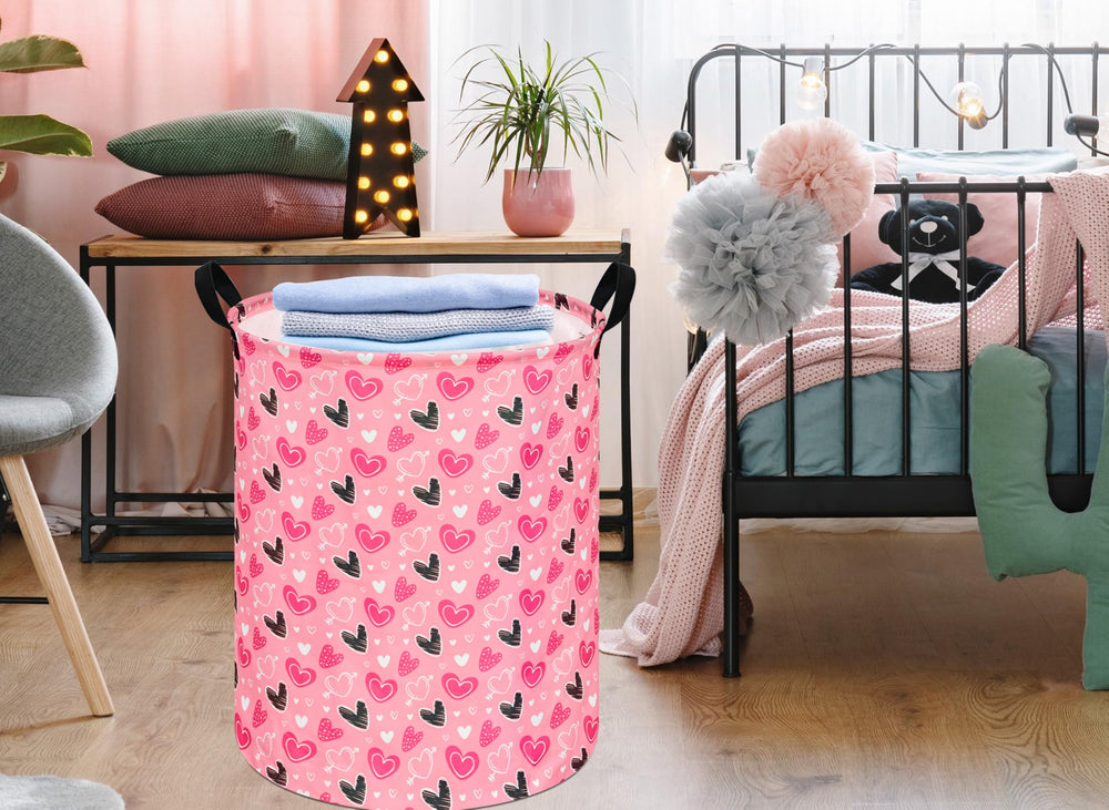 KUNRO Round Heart Laundry Basket features sturdy handles for easy transport.