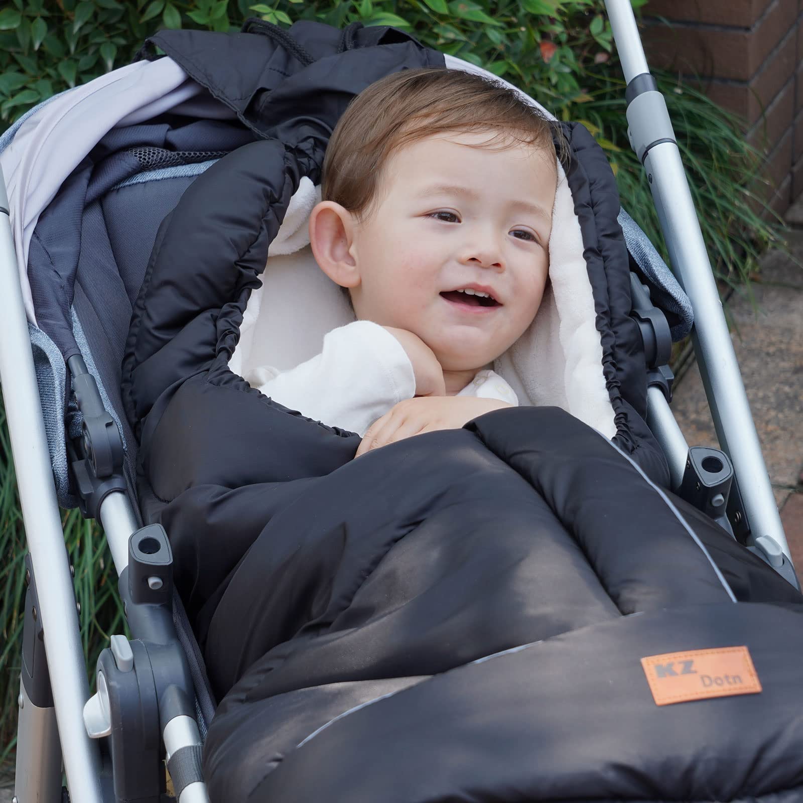 KZ Dotnz anti-slip back with straps minimizes movement on the carriage.
