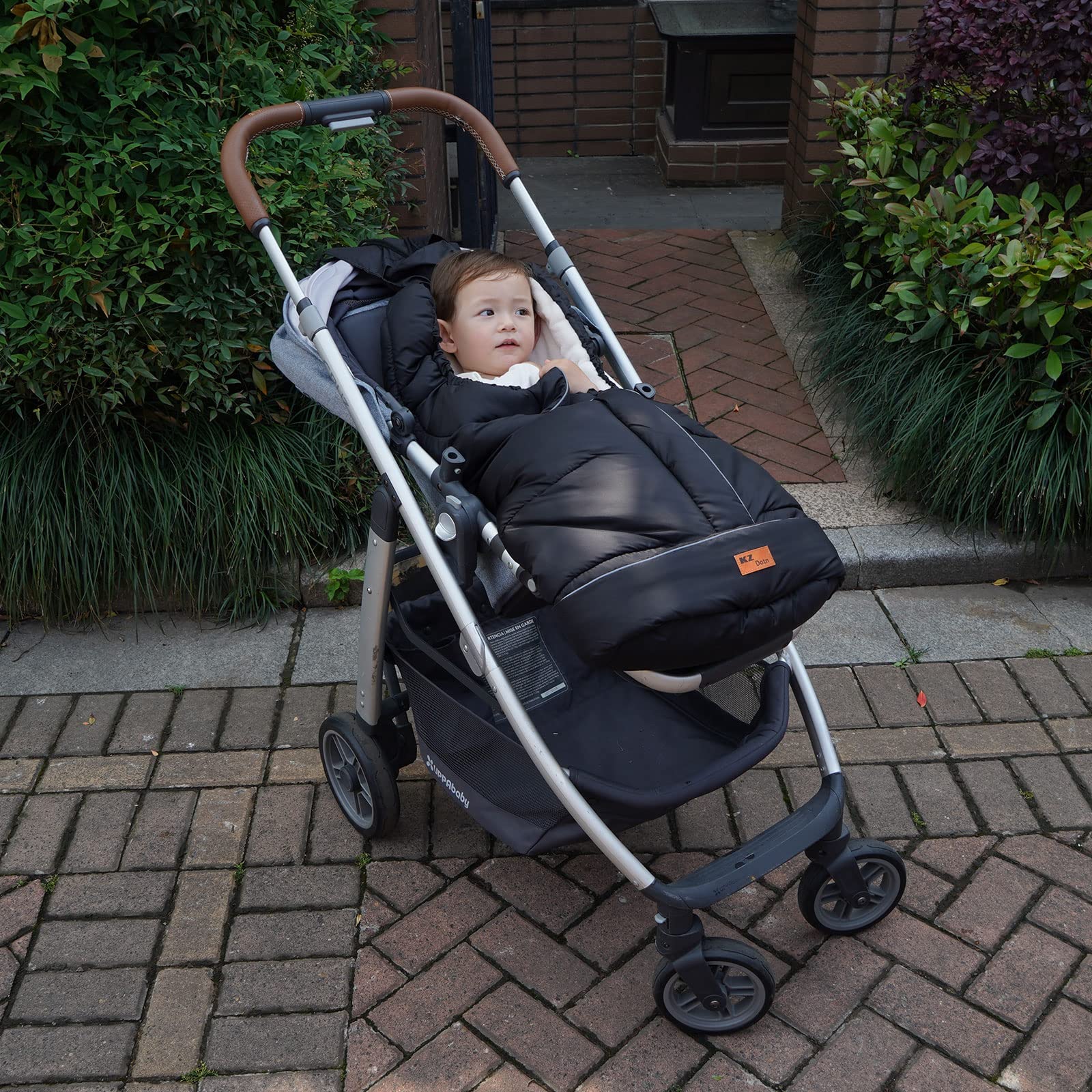 KZ Dotnz universal fit supports strollers with 3- or 5-point belts.