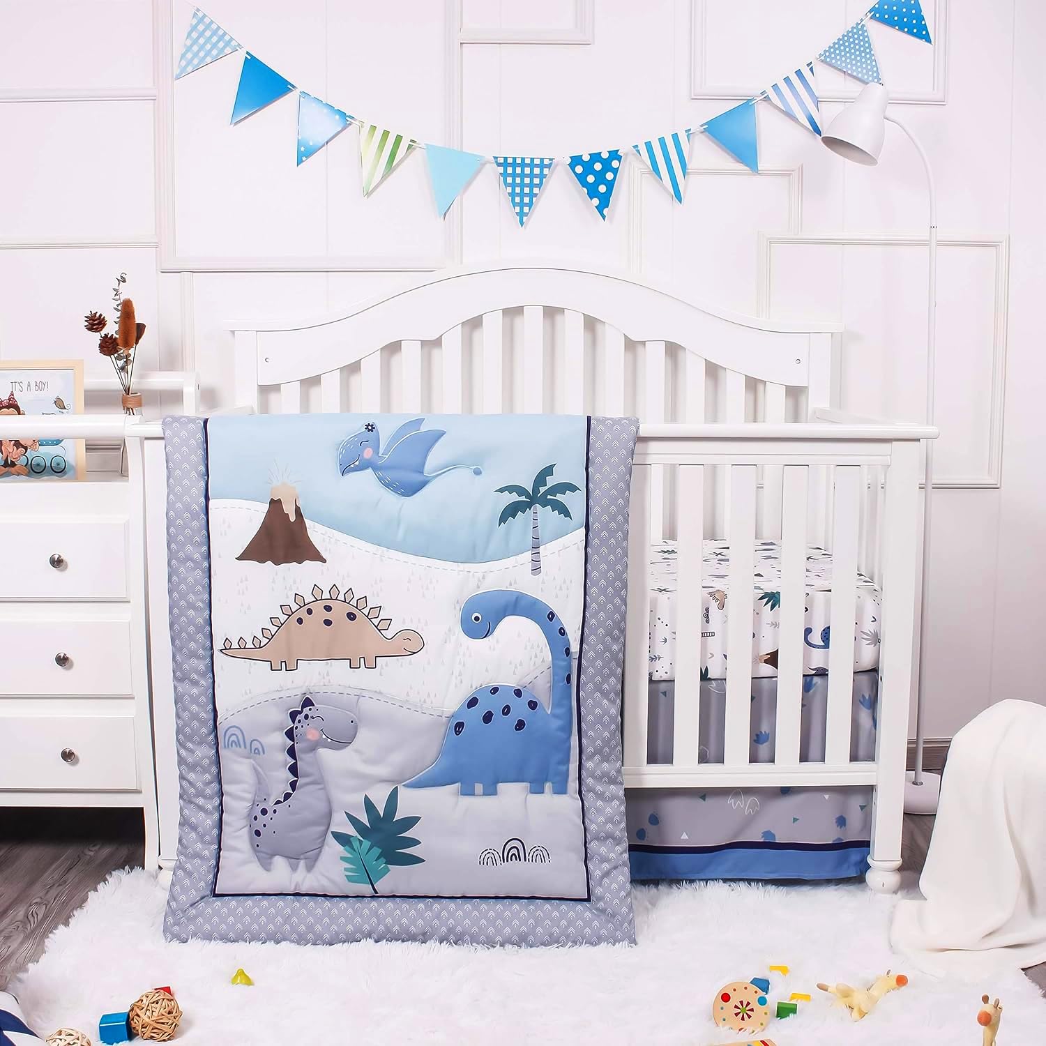 La Premura dinosaur quilt front featuring friendly dinos for bedtime cuddles.
