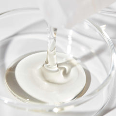 Laboratorios Babe cradle cap shampoo in use during gentle bath time.