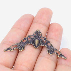 Labriciyon corner protector with intricate floral pattern on frame edge.