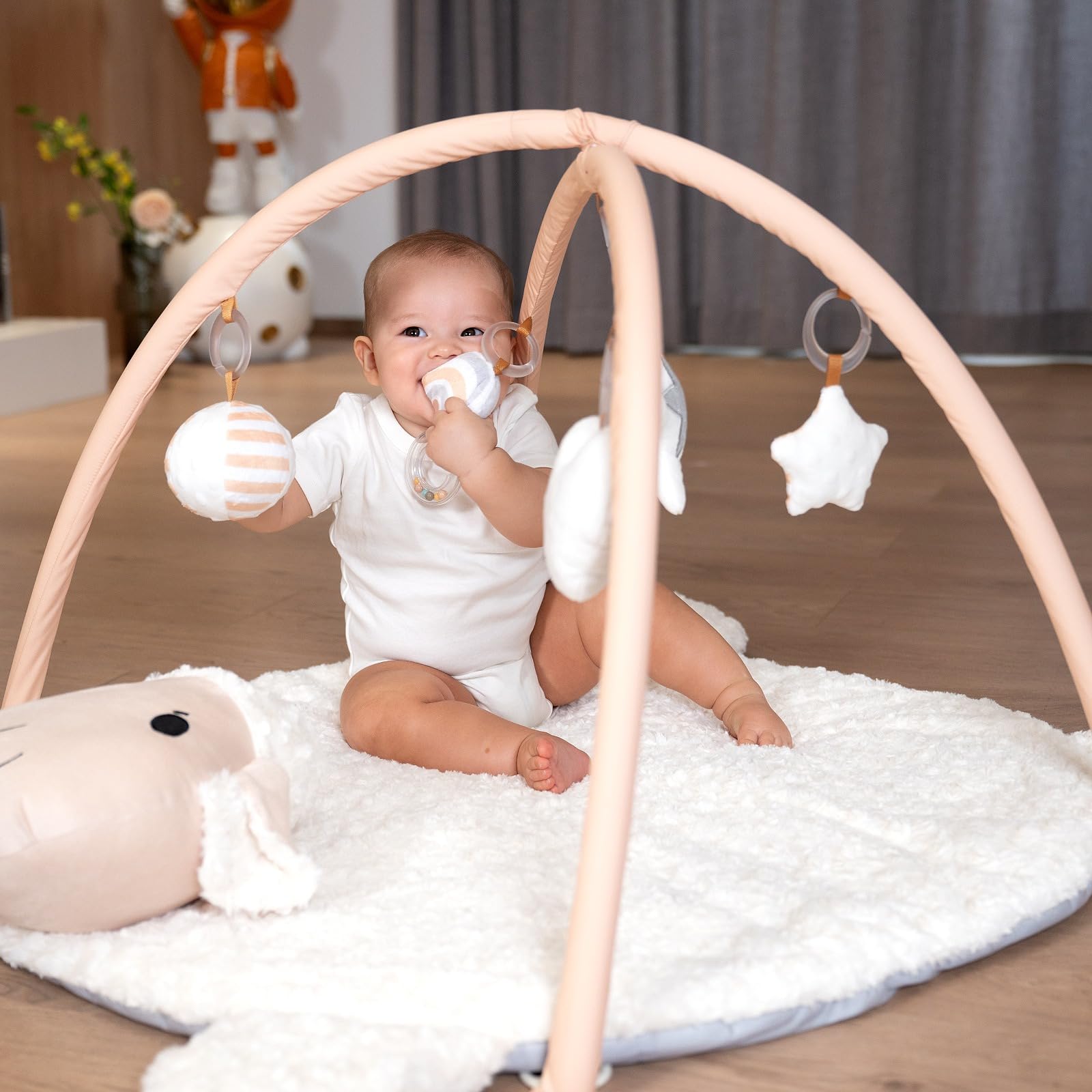 LADIDA Baby Play Mat crinkle toy detail for engaging sounds.