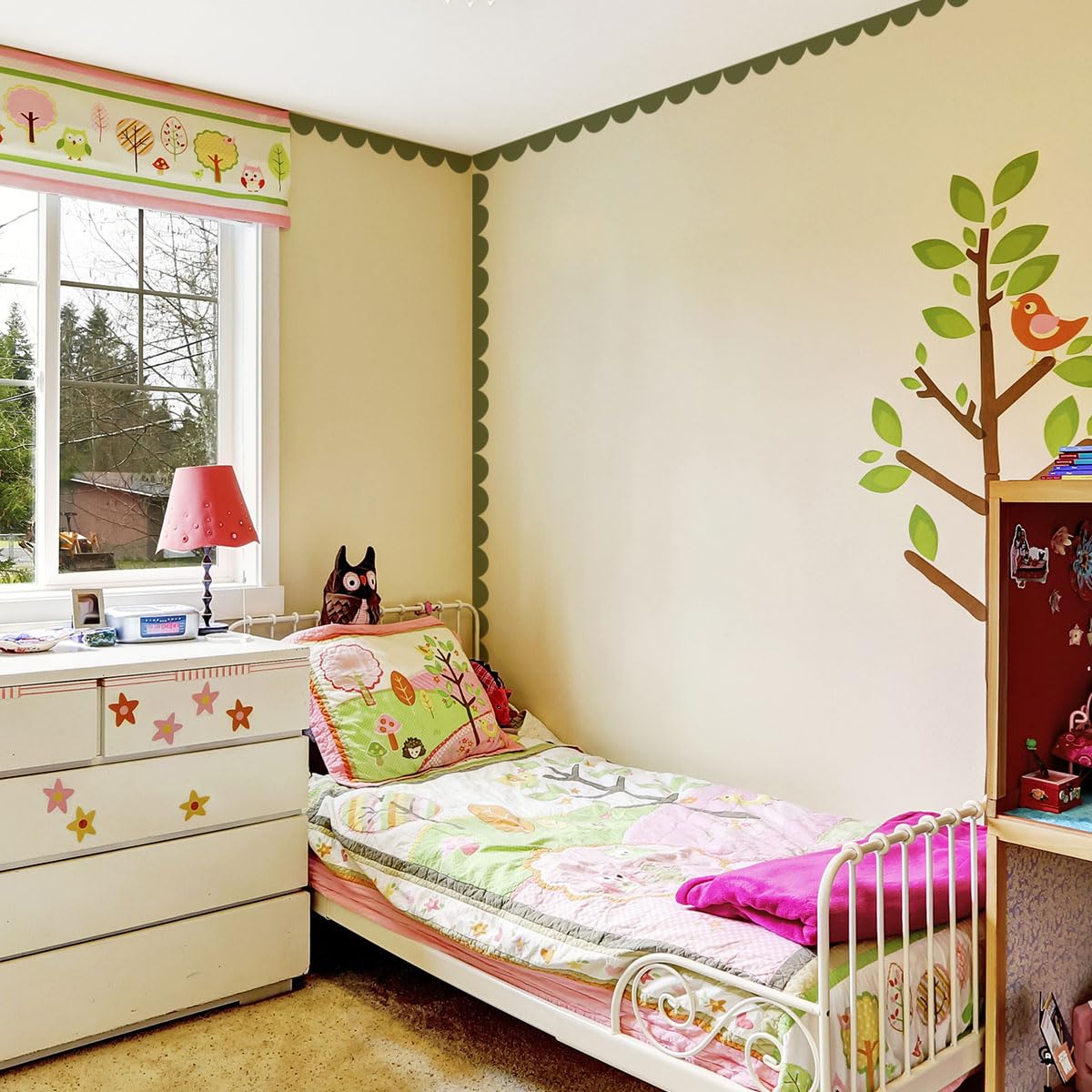 Ladinimo wall detail green border offers flexible styling options.