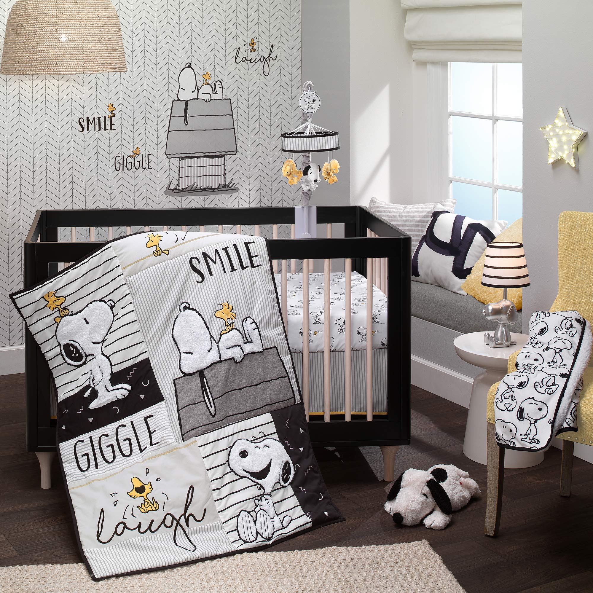 Lambs and Ivy Elastic all around fit ensures secure crib mattress coverage.