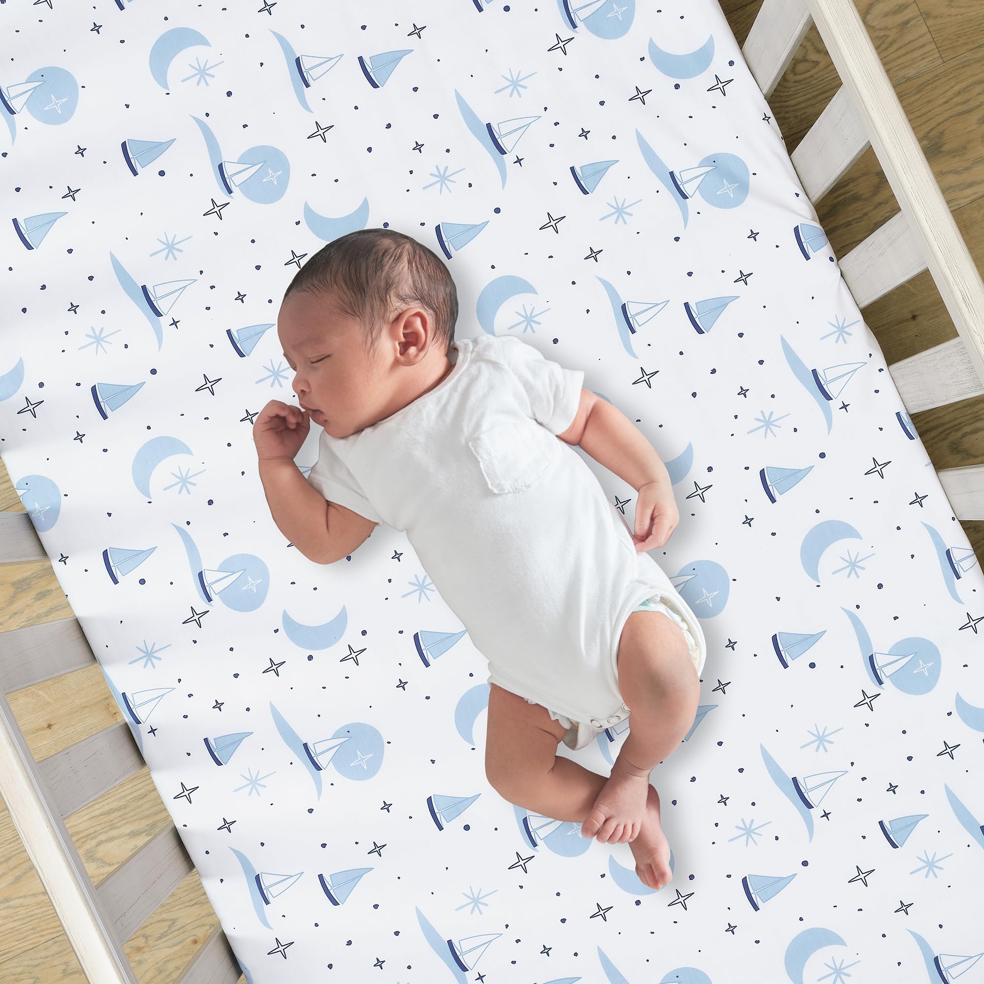 Little Skipper white-ground sheet with sailboats and stars for playful decor