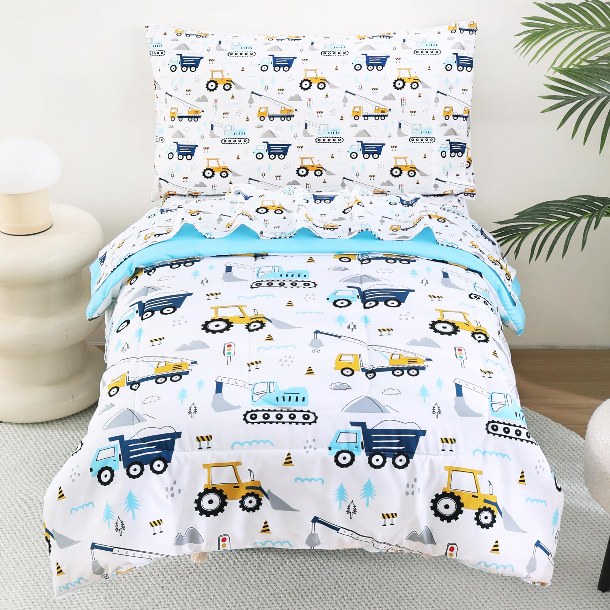 Lasoftan Cars toddler bedding comforter close-up highlighting ultra-soft microfiber for a plush bedtime experience.