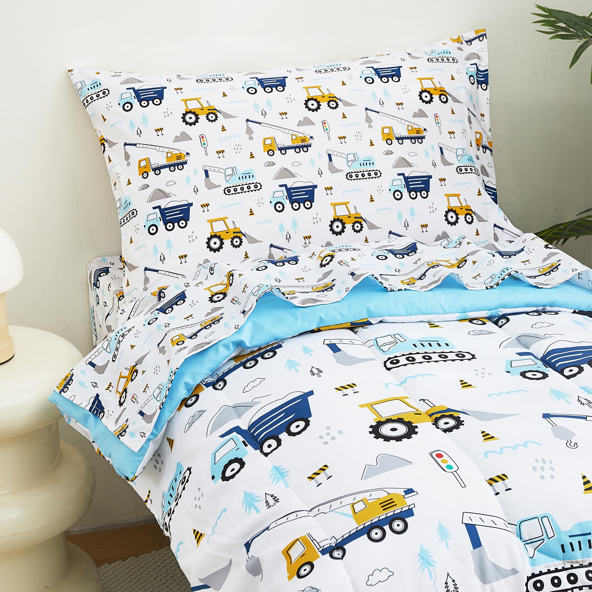 Lasoftan Cars bedding room scene shows coordinated room styling for a tidy, child-friendly space.