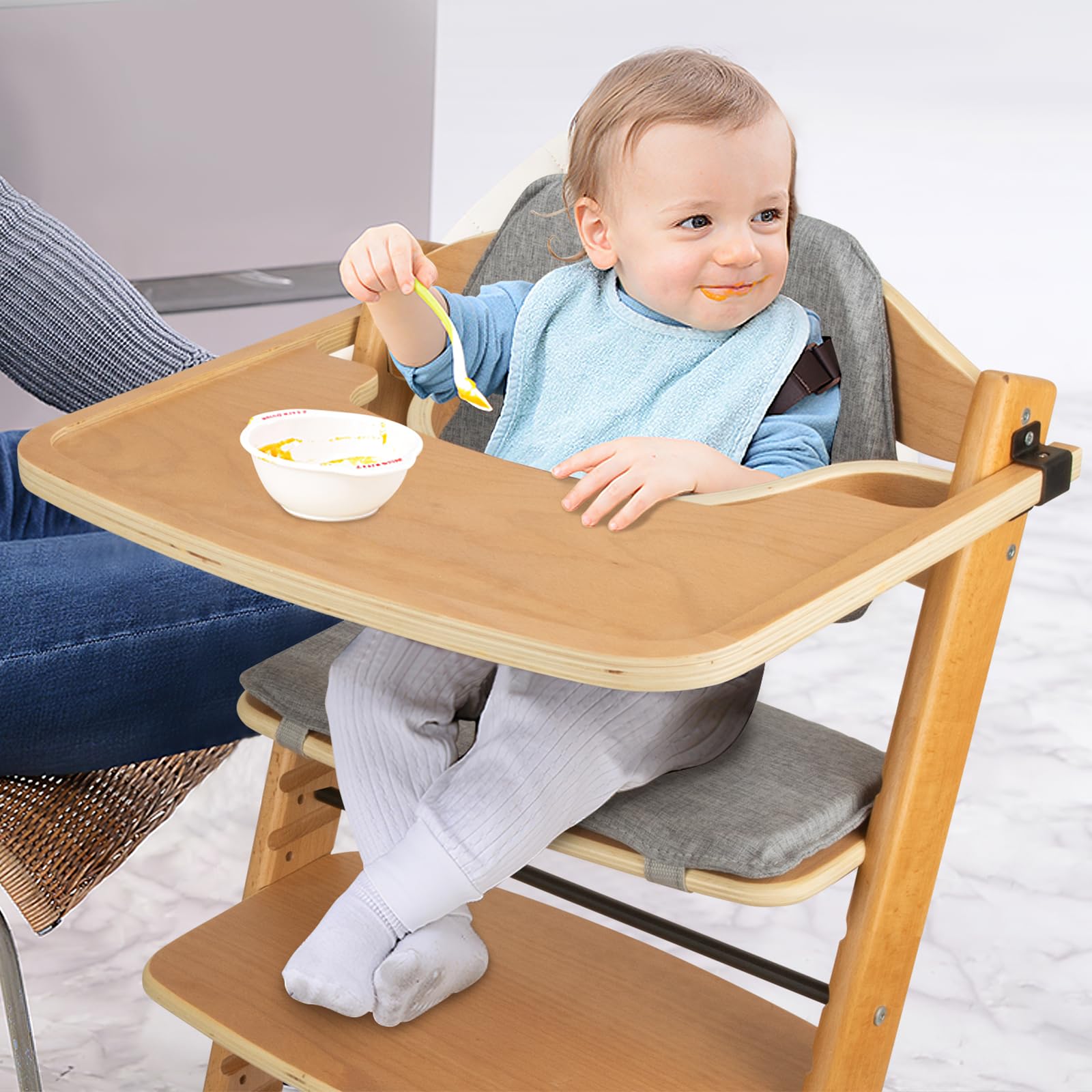 Lcoco&Dream chair used at family meals, fostering early social dining.