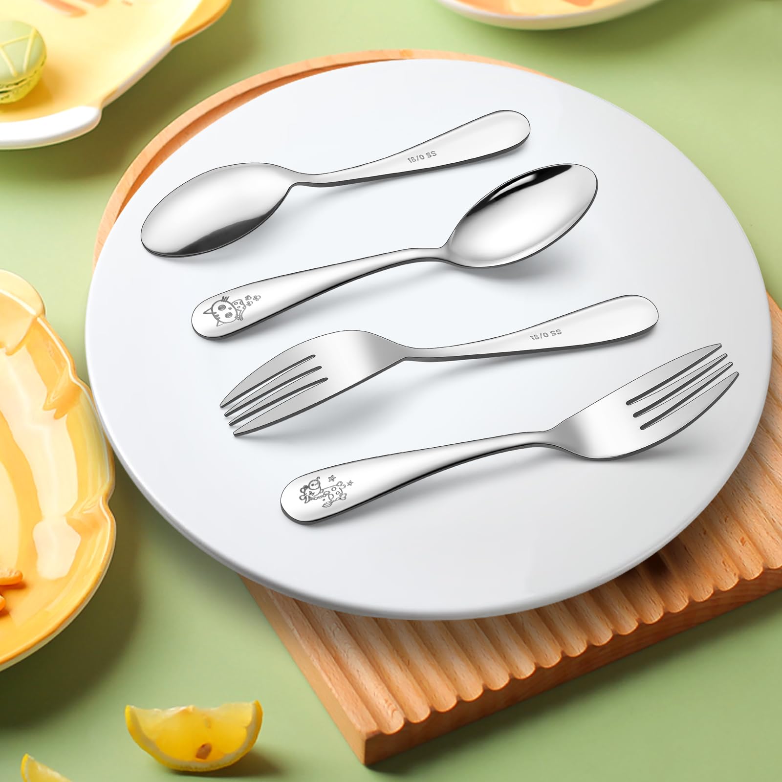 LIANYU Kids Silverware Set cat and giraffe pattern close-up for kid-friendly design.