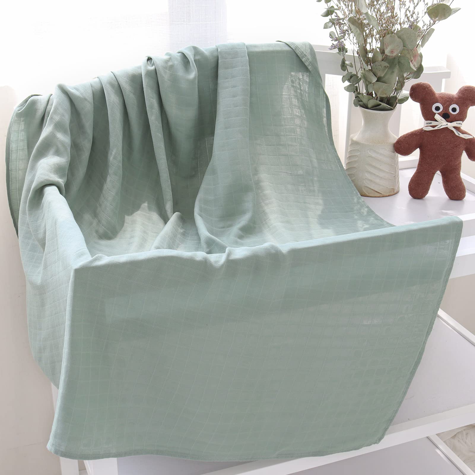 LifeTree muslin swaddle blanket 120 x 120 cm for generous wrapping space.