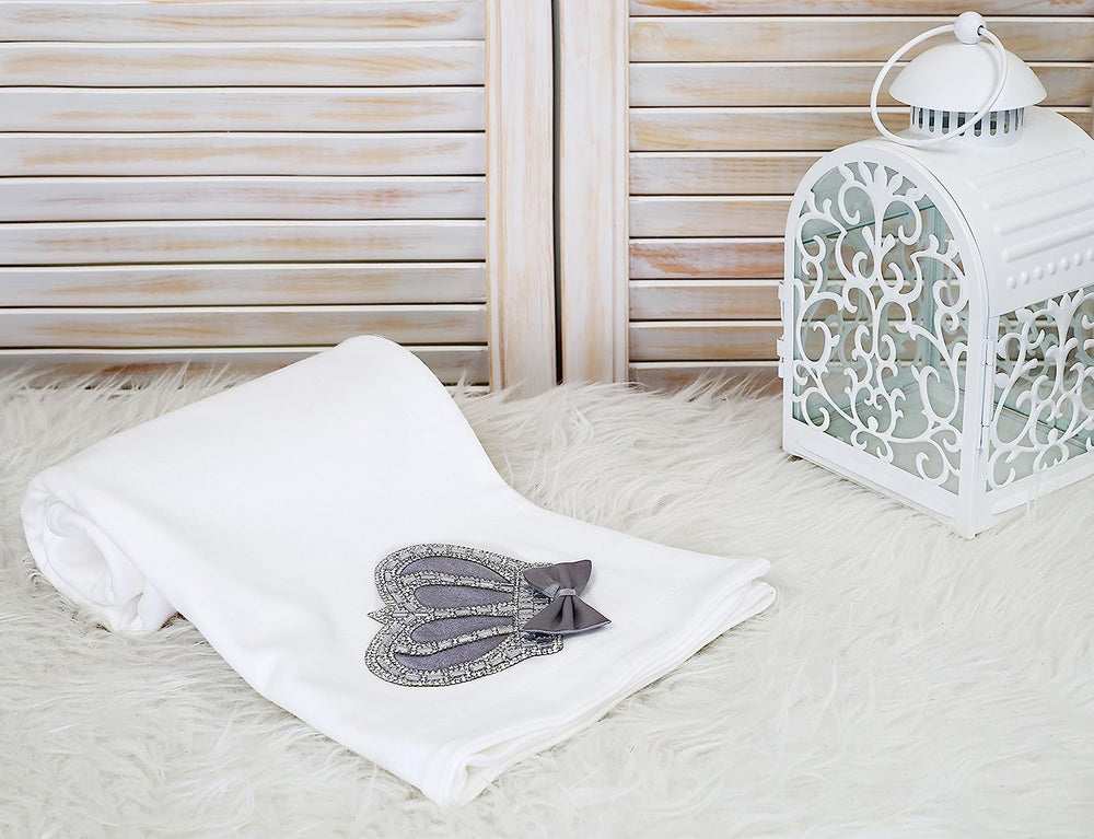 Lilax baby swaddle lying down grey blanket for cozy moments