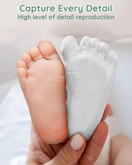 Lilian&Gema hands and feet impression process captures tiny creases with lifelike fidelity.