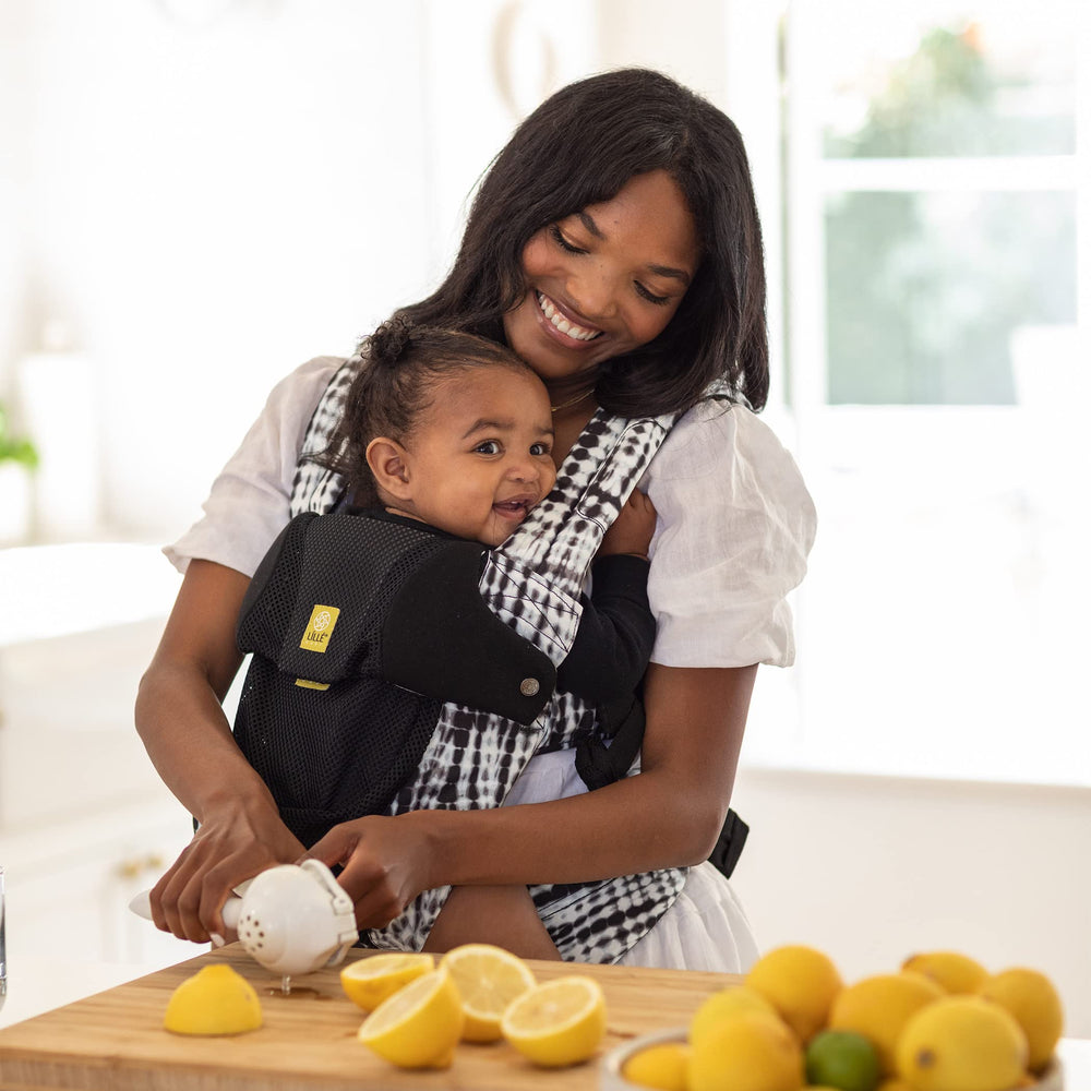 LÍLLÉbaby Complete Airflow inward-facing carry demonstrates close baby positioning