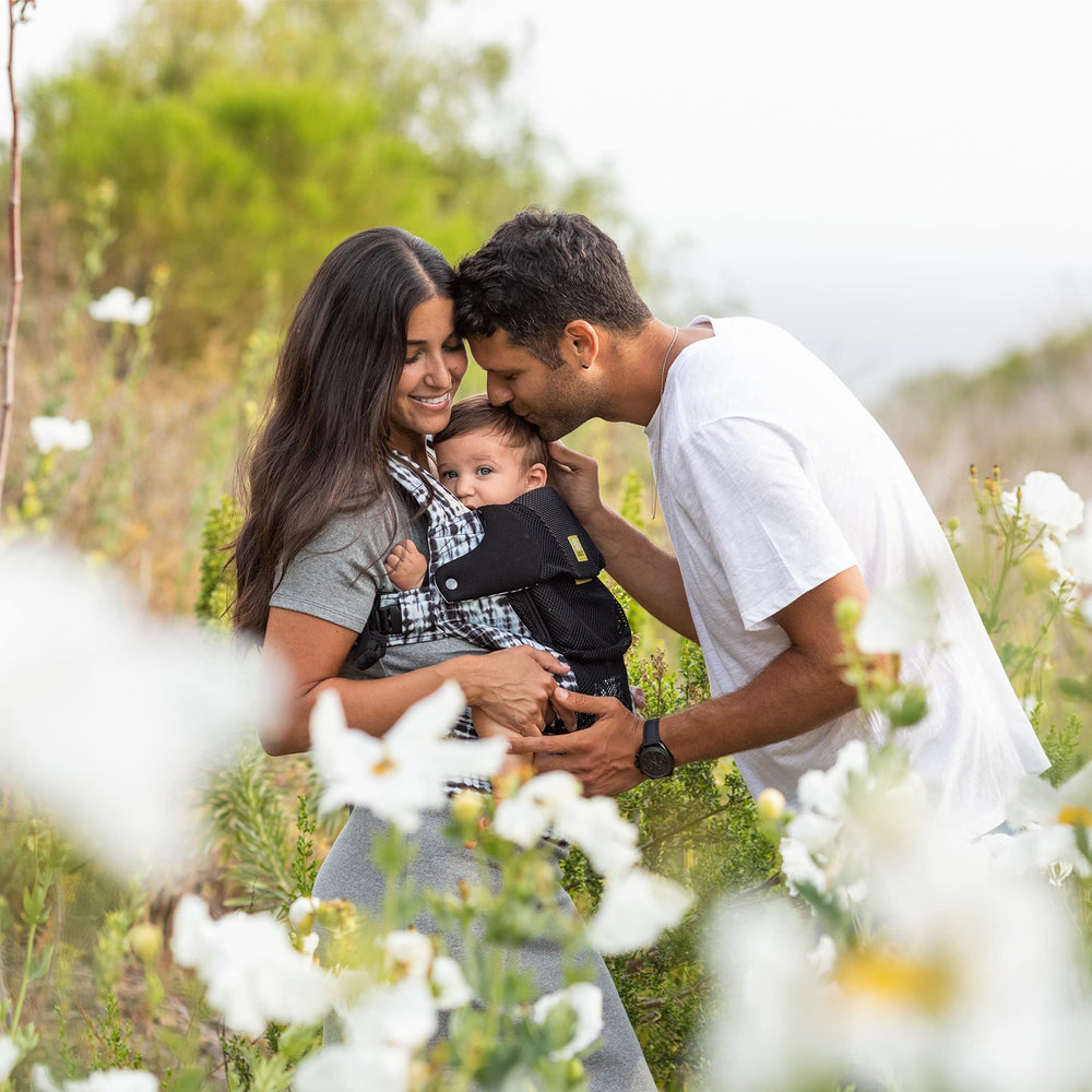 LÍLLÉbaby Complete Airflow outward-facing carry demonstrates baby-facing option