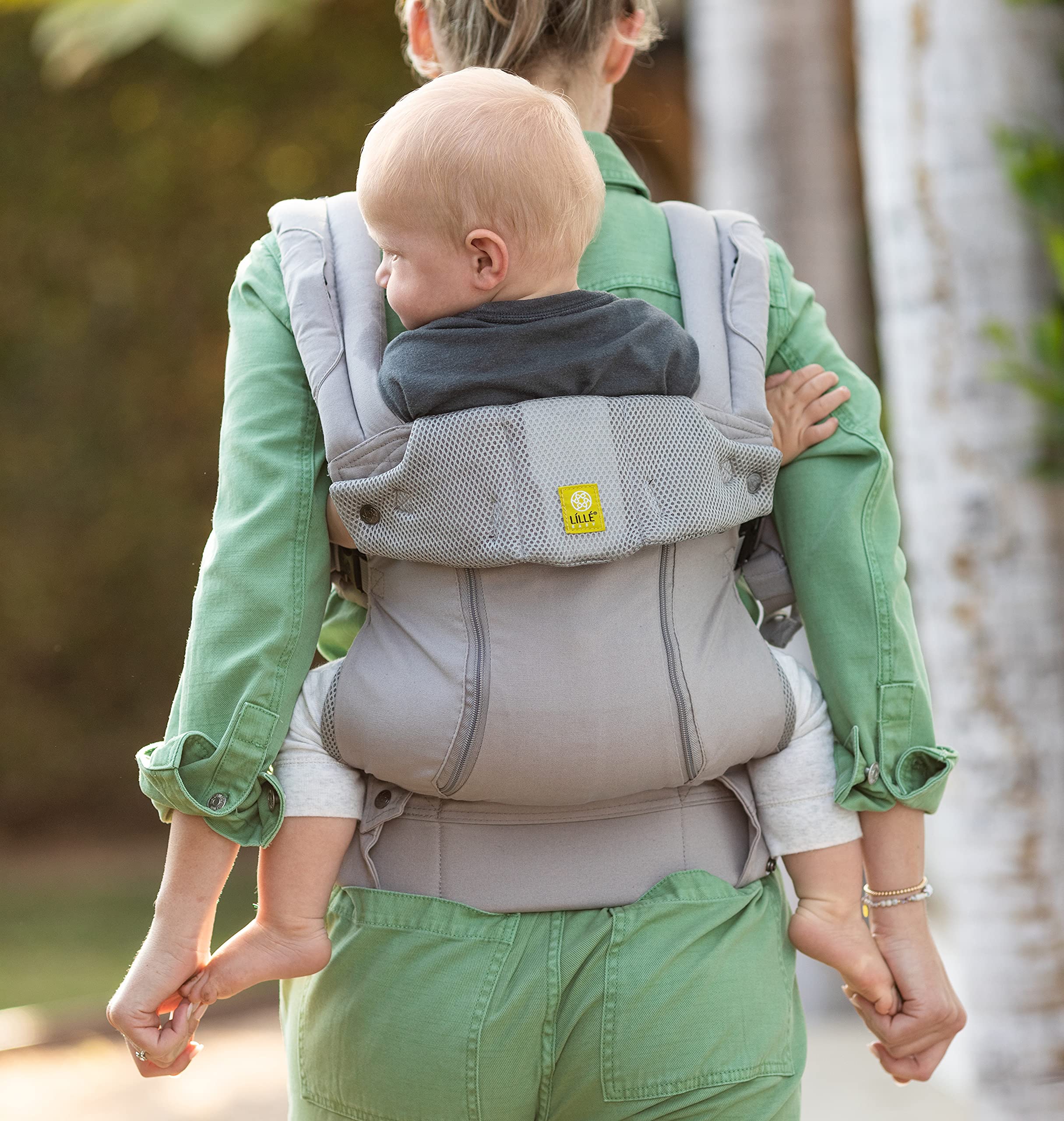 LÍLLÉbaby Complete All Seasons supports inward and outward facing wearing options
