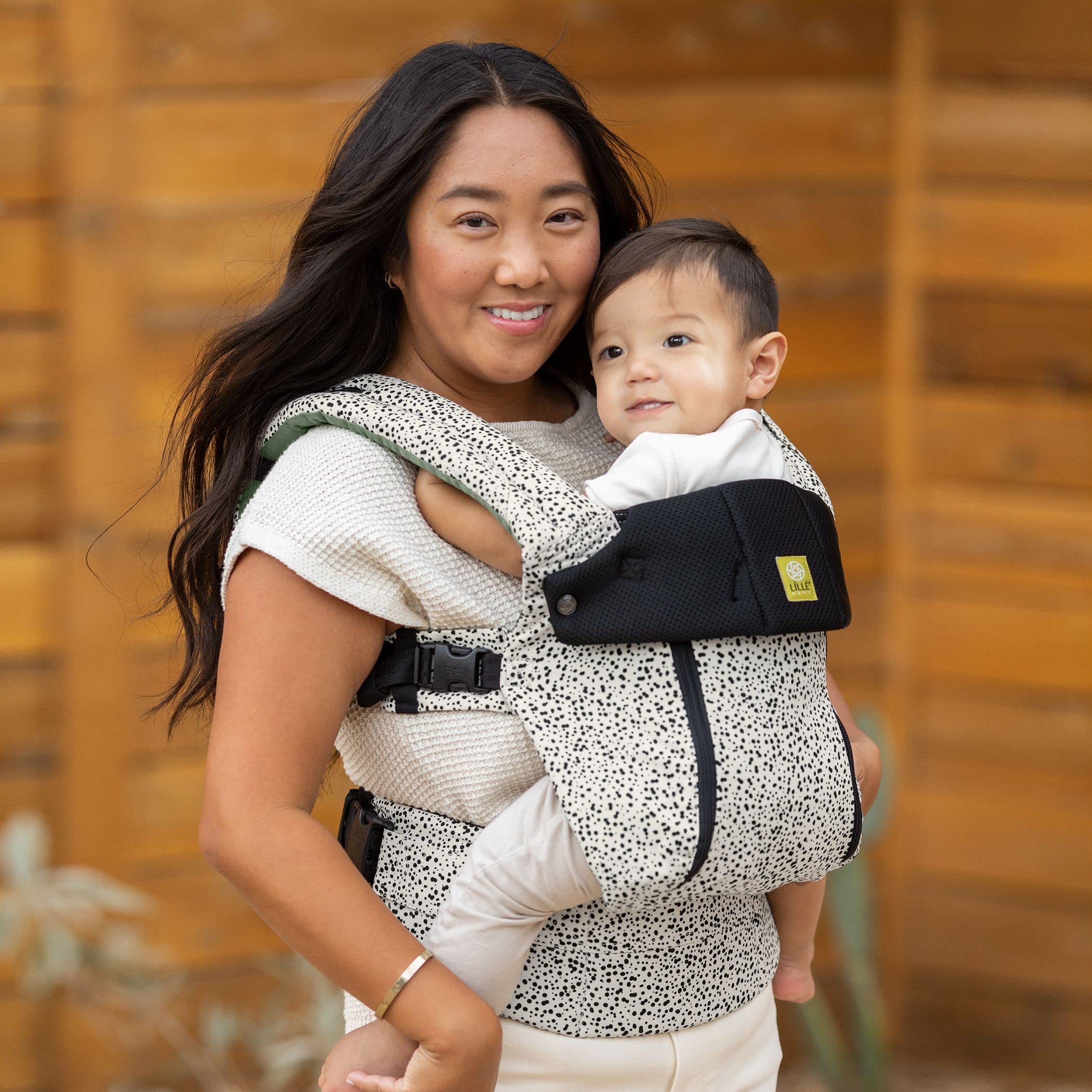 LÍLLÉbaby Complete All Seasons supports inward and outward facing wearing