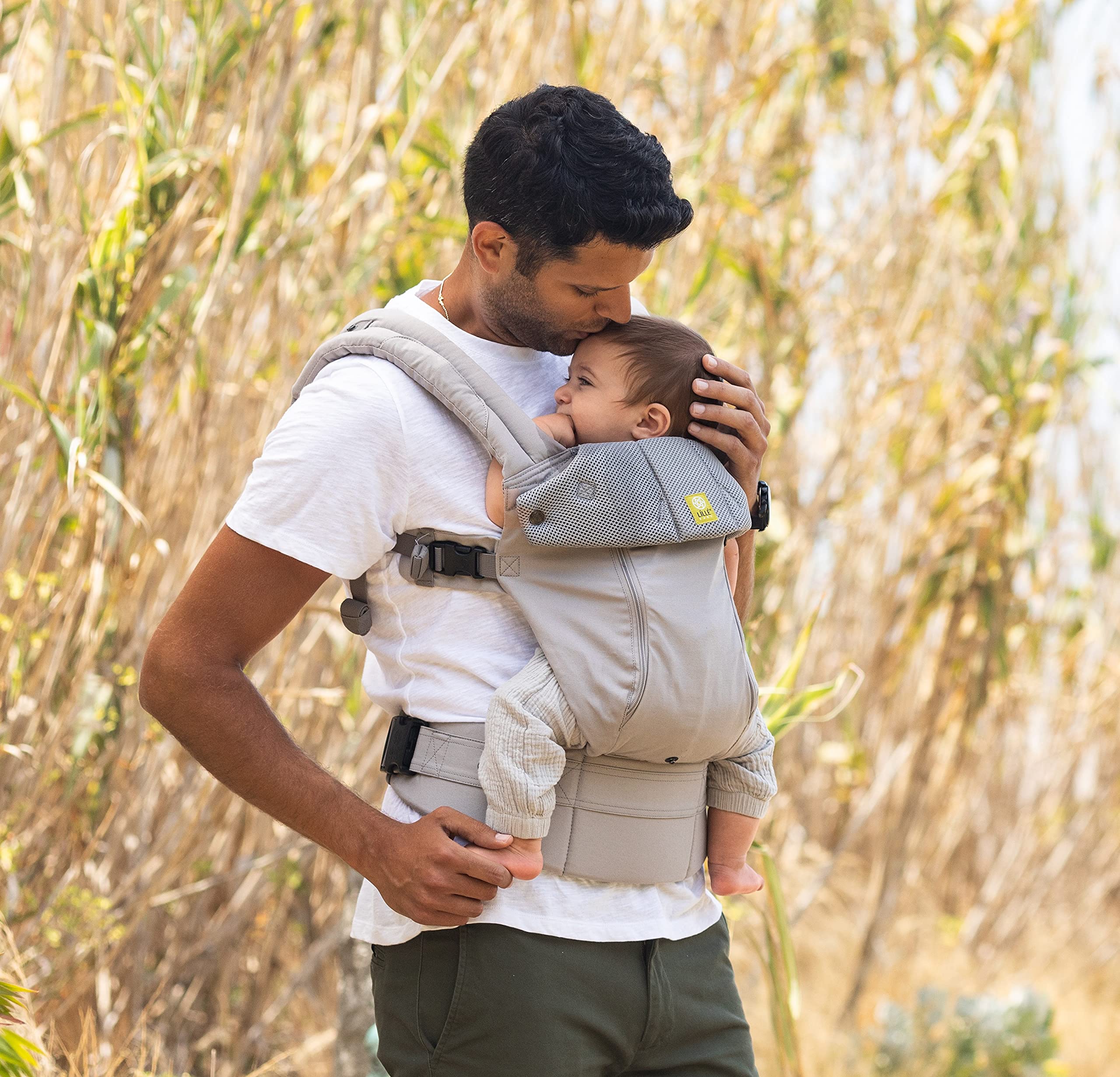 LÍLLÉbaby Complete All Seasons includes removable sleeping hood for shaded naps