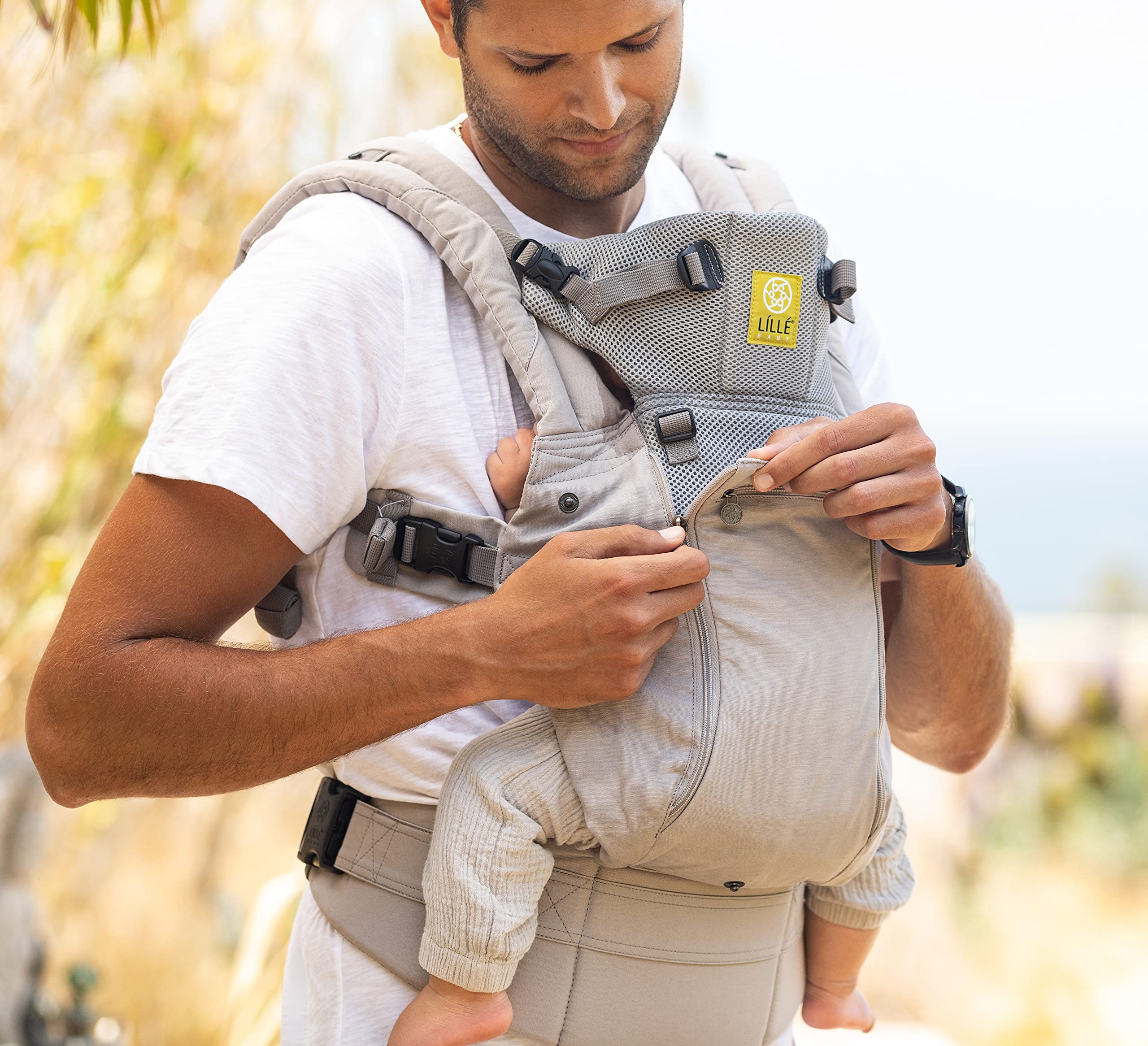 LÍLLÉbaby Complete All Seasons provides a large zippered pocket for essentials