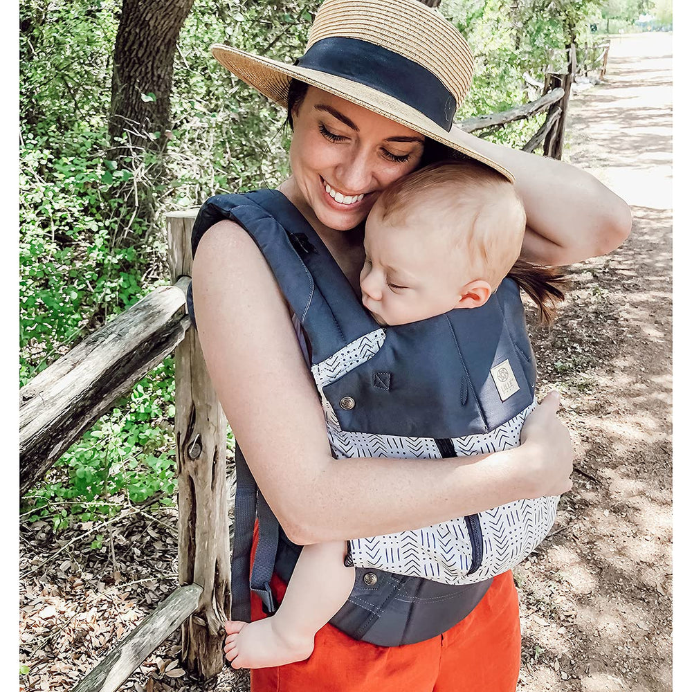 LÍLLÉbaby Etch Complete: knee-to-knee hip-healthy seating supports ergonomic hips.