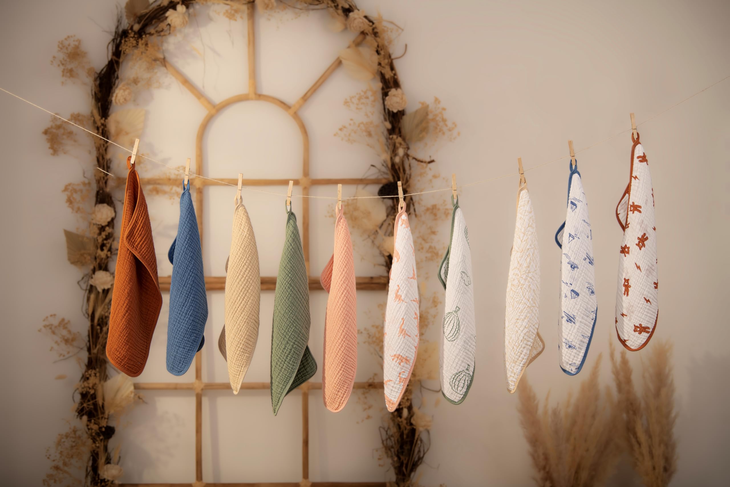 LILY O LAUREL muslin burp cloths with multiple layers absorb dribbles