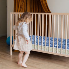 LILYVIBEBEARHAPPY edge-design close-up demonstrates stability for snug crib fit