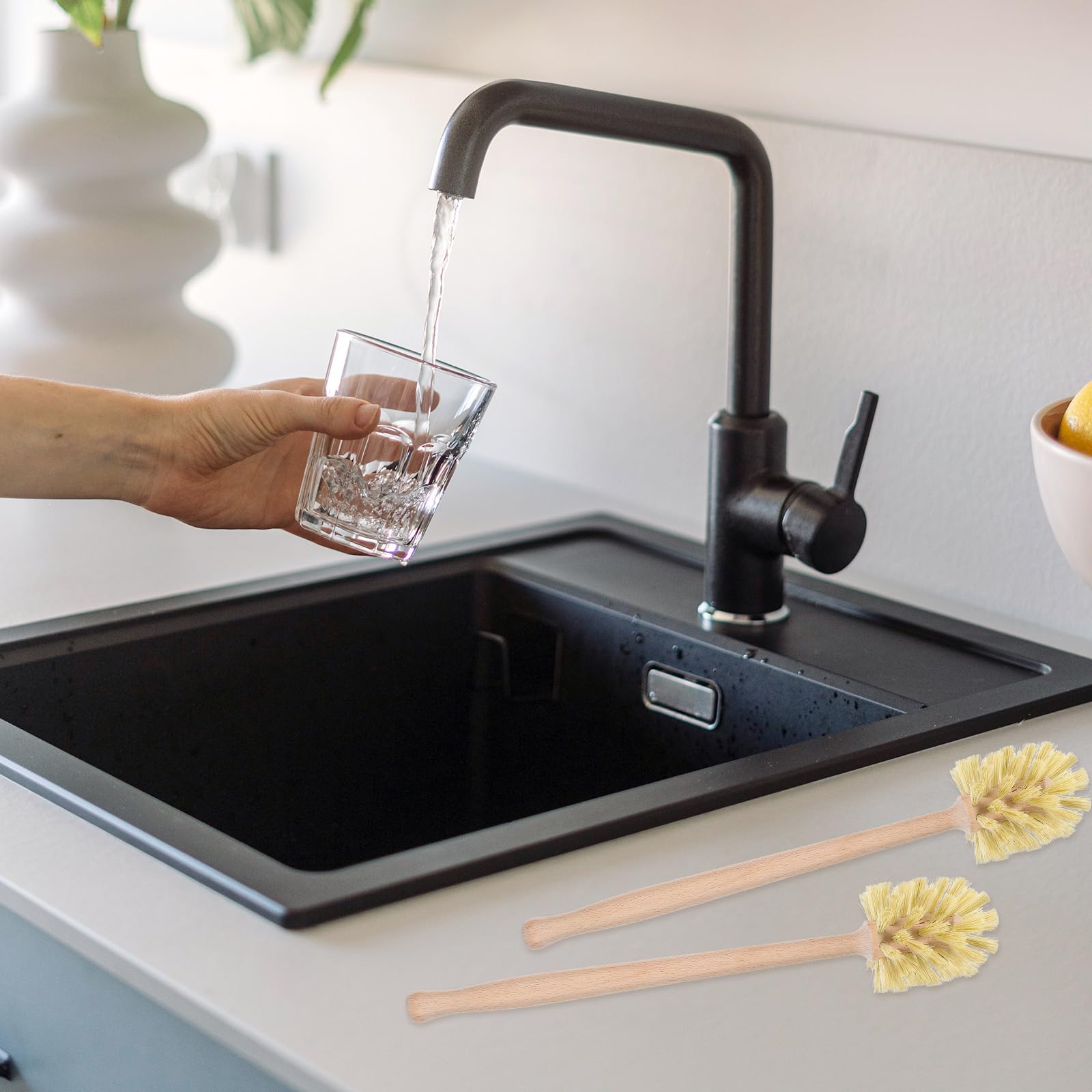 Limbeuuu round-head brush cleans bottle bottoms and sides effectively.