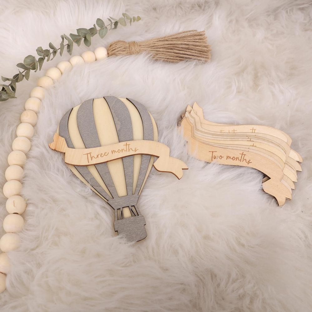 LINLULU wooden milestone sign set for cherished first-year memories.