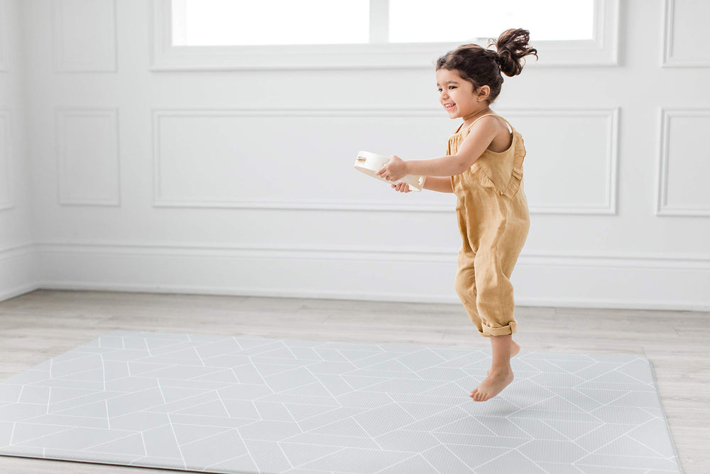 LITTLE Bot Ofie mat easy-clean surface supports vacuum cleaning